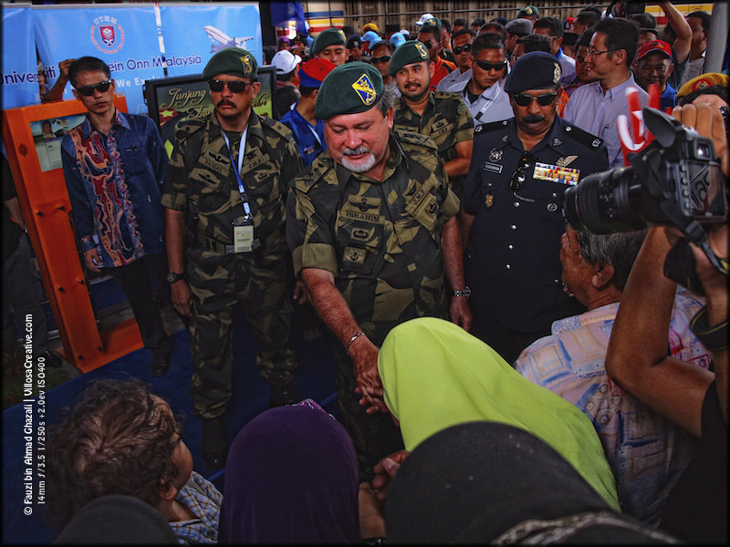 Sultan Johor bersalaman dengan rakyat jelata.