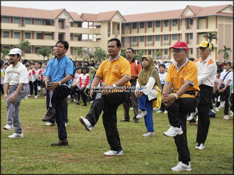 Acara memanaskan badan dengan JRobik.