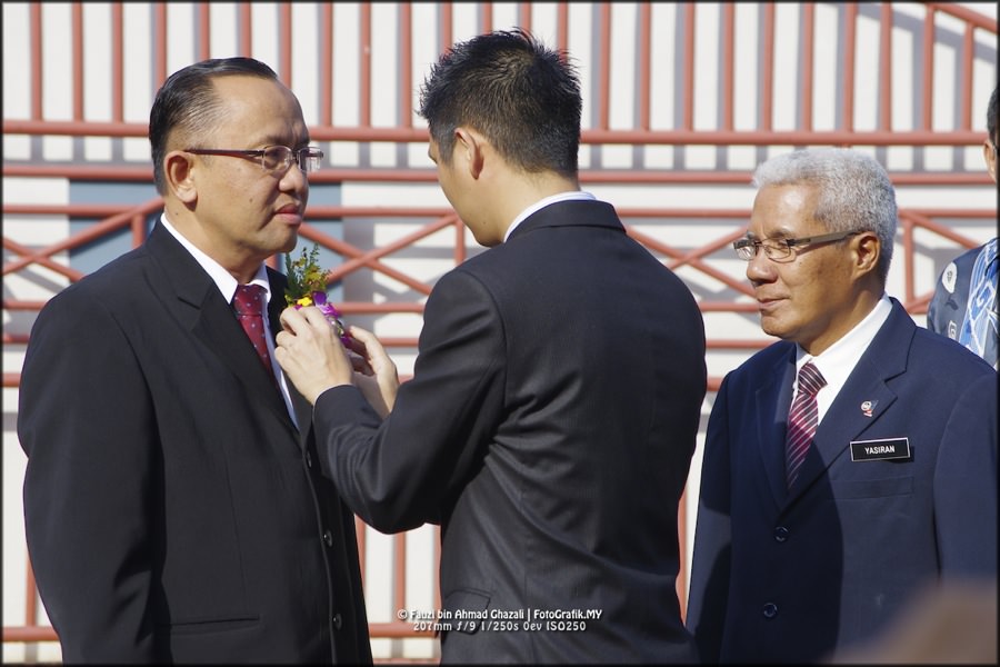 Tokoh Guru dikalungkan selempang anugerah.